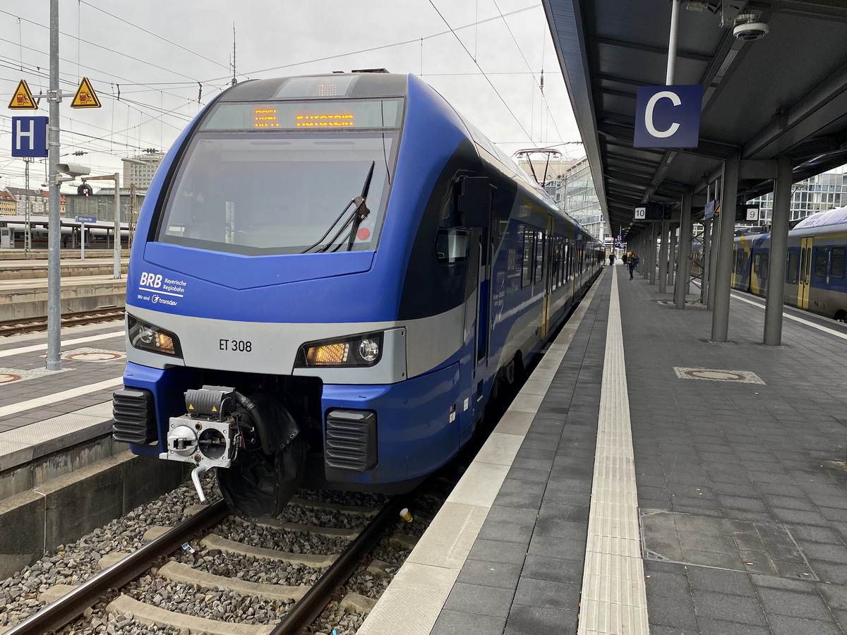 BRB (Bayrische Regiobahn) ET 308 steht am 16. November 2023 zur Abfahrt nach Kufstein in München bereit.