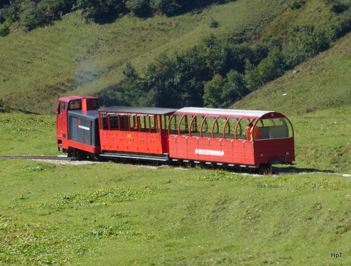 BRB - Dieselzug auf Talfahrt mit der Diesellok Hm 2/2 9 am 21.09.2015