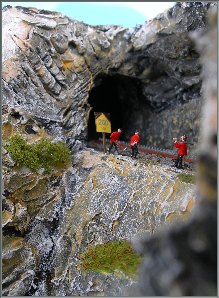  BRB Felsenfenster : Besonderes auf Bergbahnen ist der Unterhalt Zeit- und Arbeitsaufwendig.
28. Feb. 2015
