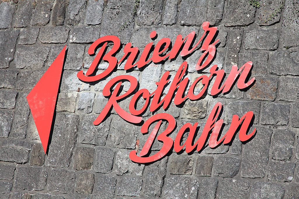 BRB: Historischer Schriftzug reaktiviert und prangt in schönem Rot an der Wand gleich neben der Talstation. Brienz, 04. Okt. 2015, 13:54