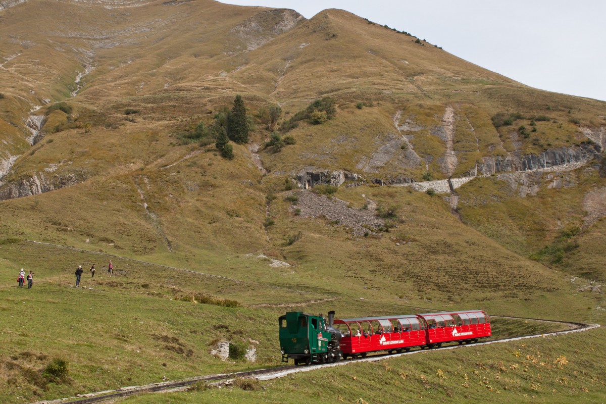 BRB Lok 15 fhrt mit zwei Vorstellwagen ber die Chemad talwrts. 
Oben am Hang auf der anderen Gleisseite wird der Zug auch von Jeanny, Andreas und Olli fr die Ewigkeit festgehalten. 
Bahnbildergipfeltreffen am Brienzer Rothorn, 28. September 2013