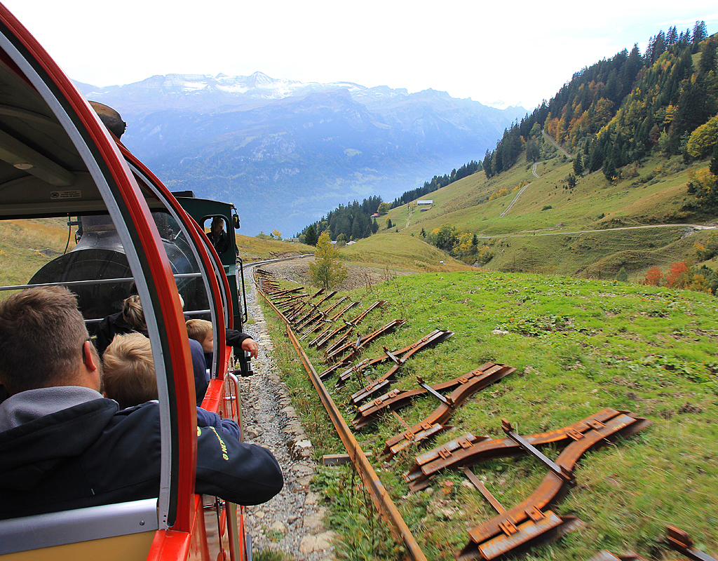 BRB: oberhalb Planalp stehen die Y-Schwellen schon für den Einbau unmittelbar nach der Saison 2015 bereit auf diesem noch nicht sanierten Teilstück. Aufnahme während Bergfahrt am 03. Okt. 2015, 12:24