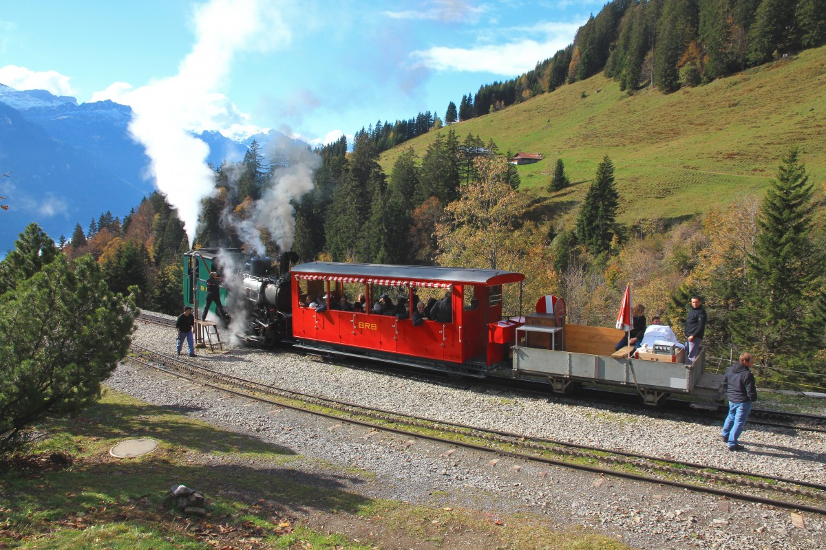 BRB-Saisonschluss 2014: Extrazug  dr Chäsbrätler“ mit Lok6, Personenwagen B26 und Materialwagen M1 beim Wassertanken. Station Planalp, 26. Okt. 2014, 11:13