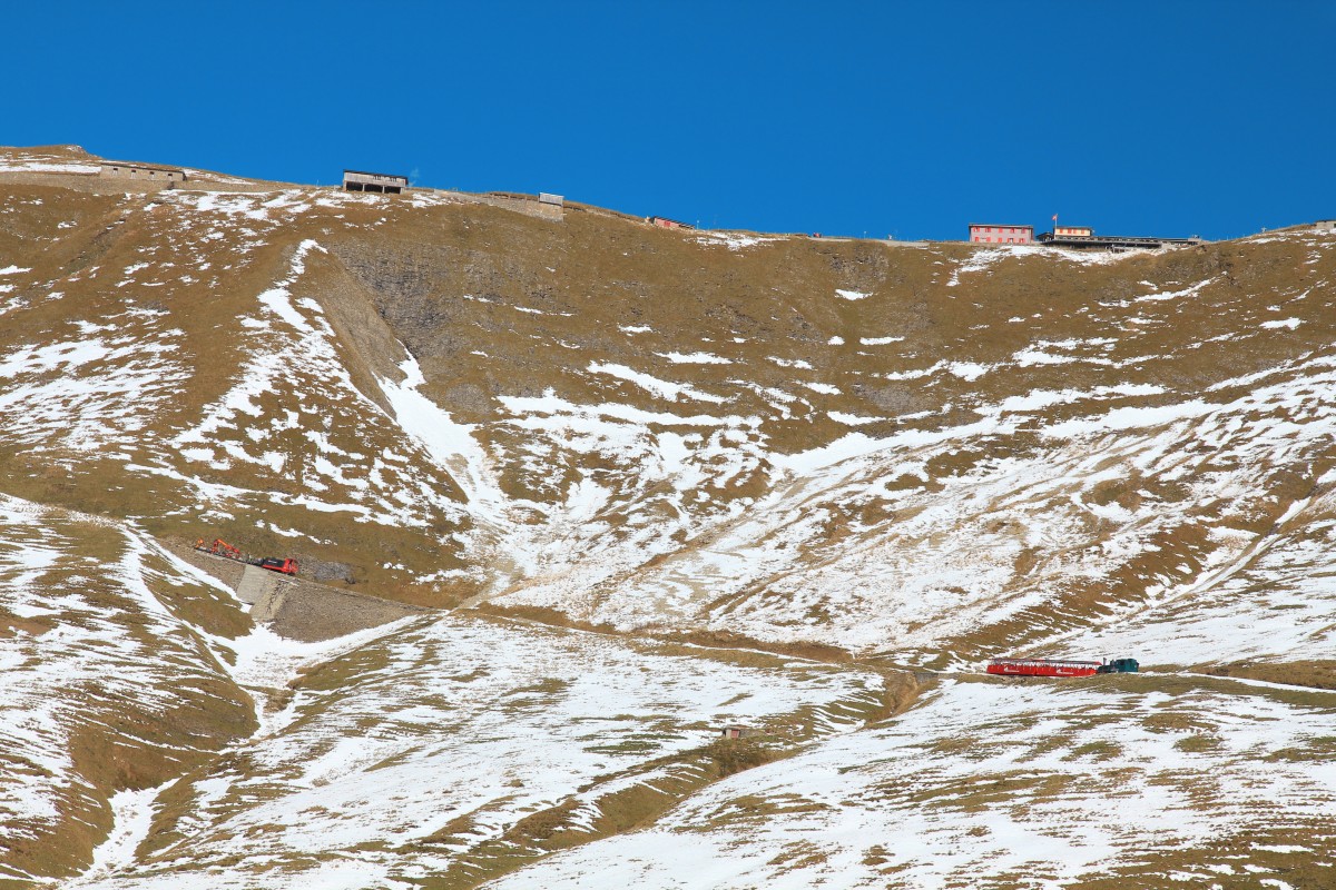 BRB-Saisonschluss 2014: kurzfristig musste der Bauzug mit Hm 2/2 und Kranwagen sowie Pflug ausrücken, um Schneeverwehungen im obersten Teil der BRB-Strecke zu beseitigen, bzw. zu sichern. In der Schonegg / hohen Mauer folgt der planmässige Personenzug mit Lok 15 und den SIG-Wagen. 26. Okt. 2014, 11:36
