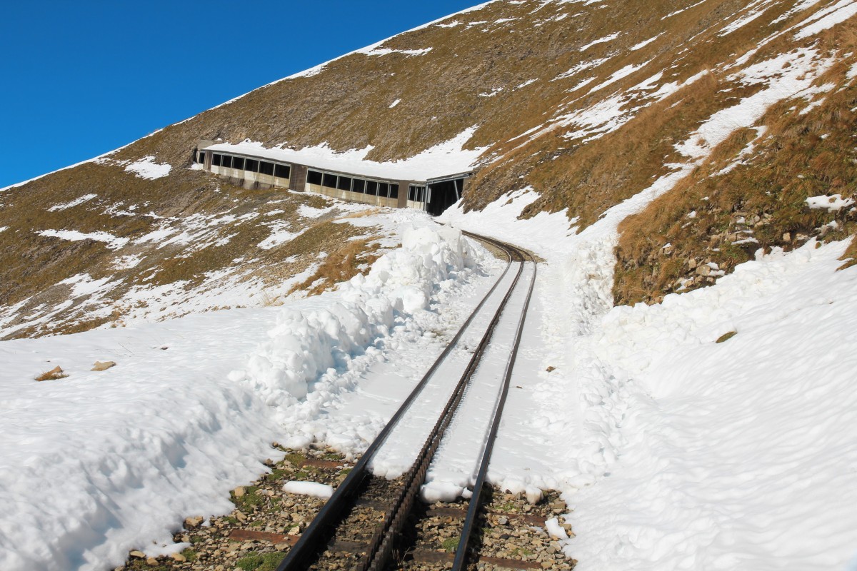 BRB-Saisonschluss 2014: der Schnee im obersten Teil der Strecke vor der Schonegg-Galerie ist sauber geräumt, die Strecke problemlos befahrbar. 26. Okt. 2014, 11:42
