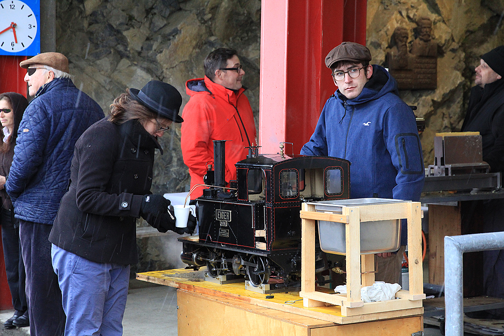 BRB-Saisonschluss: 7 1/4 -Modell Dampflok  Eiger  im Bild mit Erbauer Christoph Flühmann, der die Lok heizt, um damit den Kaffee zu kochen... Rothorn Kulm, 23. Okt. 2016, 15:16