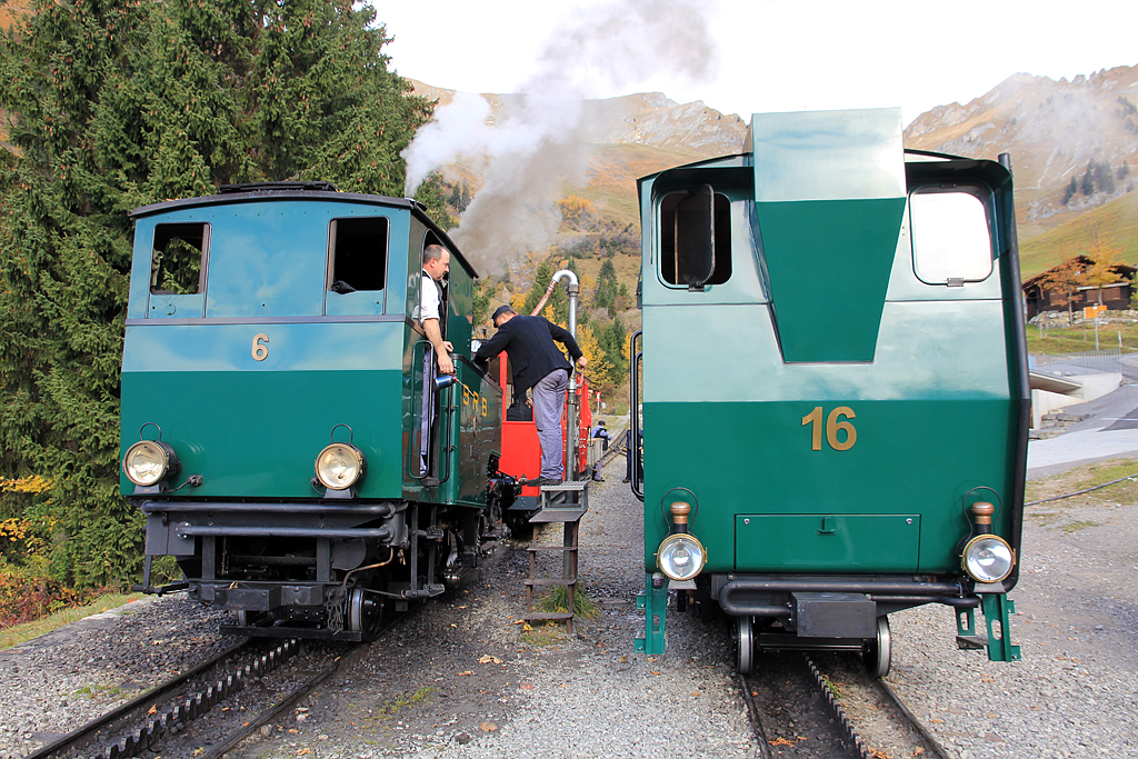 BRB-Saisonschlussfahrten: mit dem Chäsbrätler (Lok 6, Personenwagen B1, Güterwagen M1) gehts aufs Rothorn. Beim Wassertanken auf Planalp, 25. Okt. 2015 11:15