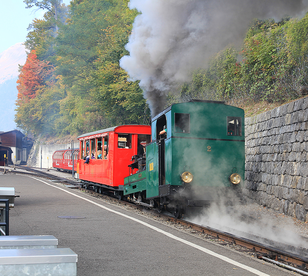 BRB: Salon Rouge-Zug mit Lok 2 fährt nun in Richtung Rothorn. Aufnahme in Brienz vom 03. Okt. 2015, 10:51