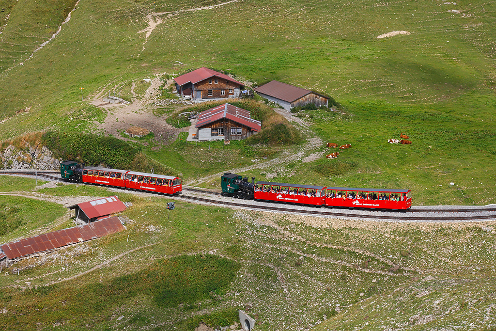 BRB-Zugskreuzung in Oberstafel: Heizlbefeuerte Dampfloks Nr. 12 und 15 mit je zwei SIG-Vorstellwagen B7 + B8 sowie B3 + B9. Aufnahme vom 07. Sept. 2013, 13:44