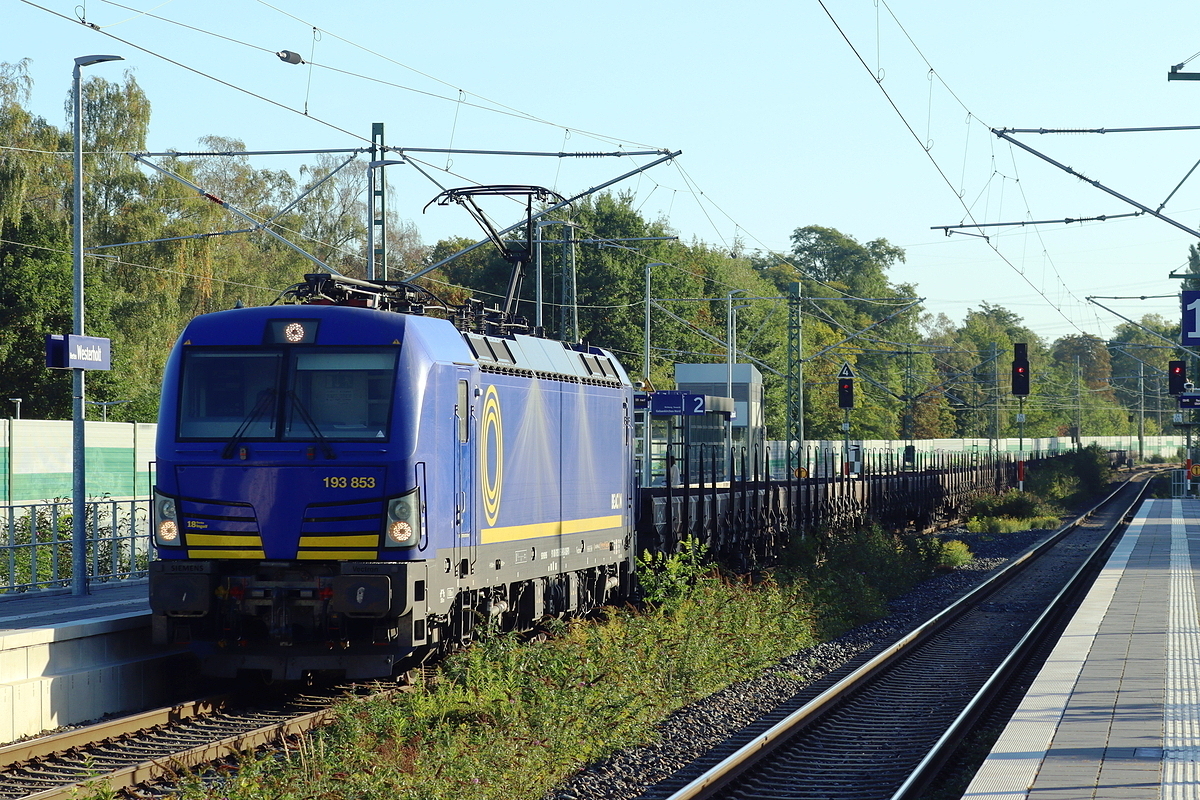 BRCE/DISPO 193 853 kommt mit einem kurzen Zug bestehend aus Flachwagen durch Herten-Westerholt gefahren 25.9.2026  