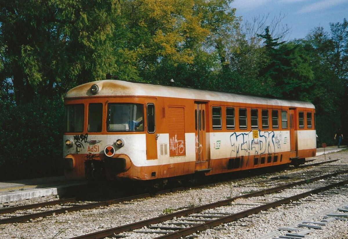 Breda-Triebwagen Ad51 der Ferrovie del Sud Est im Bahnhof Otranto im Oktober 2004. Zu der Zeit war die FSE, die heute eine Tochtergesellschaft der FS ist, noch selbstständig.