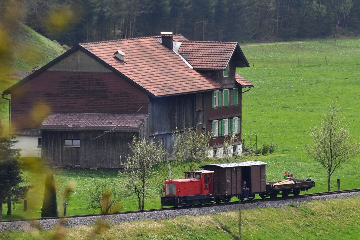 Bregenzerwaldbahn / Wälderbahn / Wälderbähnle am 02. Mai 2013 in Reuthe-Hof : Dienstzug der Museumsbahn mit Diesellokomotive vor Bauernhof Hof 20 - Diesellokomotive BWB D2 »Margreth« der Fa. Gmeinder, Bj. 1961, ex Öchslebahn ex Zementwerk Budenheim. Die Lok wurde im April 2017 an das Eisenbahnmuseum Rügen abgegeben.