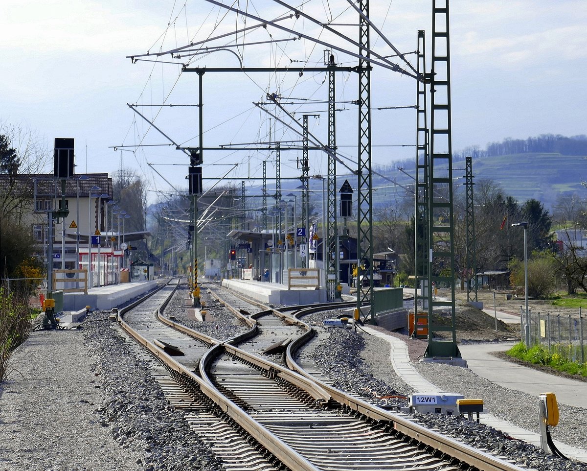 Breisgau S-Bahn, Blick auf den Bahnhofbereich Gottenheim an der Strecke Freiburg-Breisach, nach über einjährigen, umfangreichen Erneuerungsarbeiten und der Neuelektrifizierung seit Februar wieder in Betrieb, März 2020