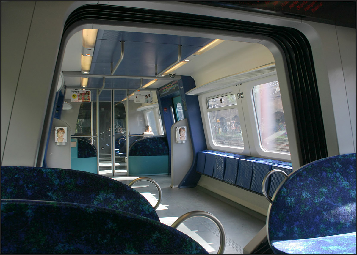Breiter Innenraum -

Innenansicht des S-Bahnzuges von Kopenhagen. Hier das Mehrzweckabteil. Die sofaähnliche Sitzbänke könne jeweils bis zu drei Passagiere aufnehmen, in der regel sitzen hier aber zwei Personen mit fürstlich viel Platz. Zwischen den Abteilen befinden sich Türen. Die Züge gehören wohl zu den bequemsten Stadtschnellbahnzügen in Europa. 

27.08.2006 (M)