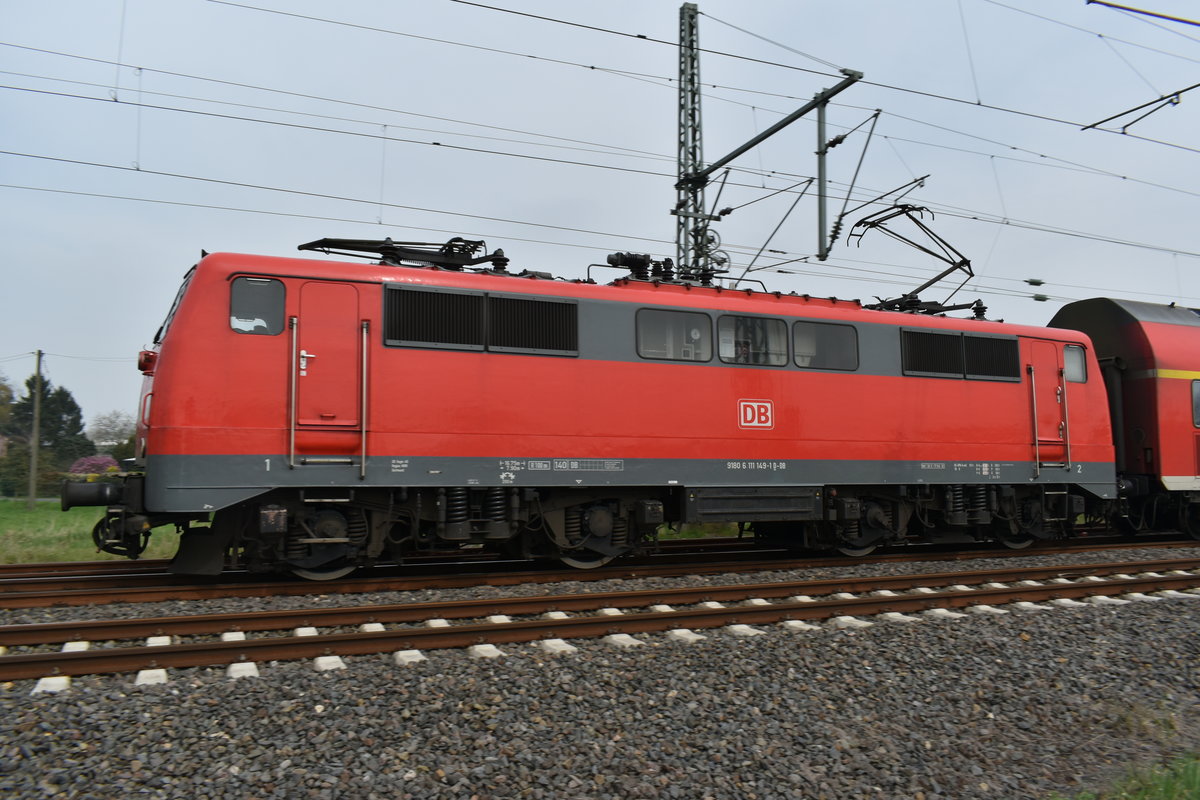 Breitseite auf die 111 149-1 die am 12.4.2018 in Kleinenbroich gen Aachen Hbf einen RE4 zieht. 