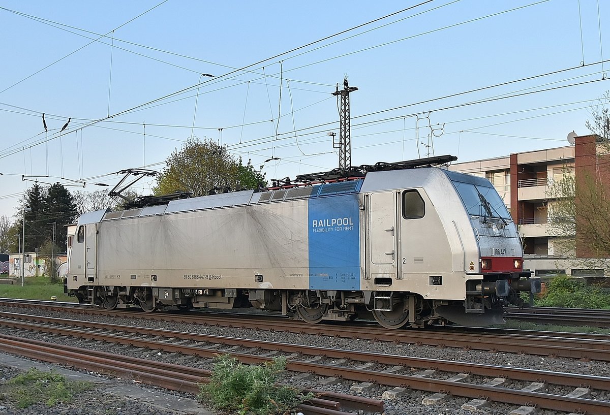 Breitseite auf die Railpool 186 447 die hier im Rheydter Hbf in Richtung Köln abbiegt. 15.4.2019