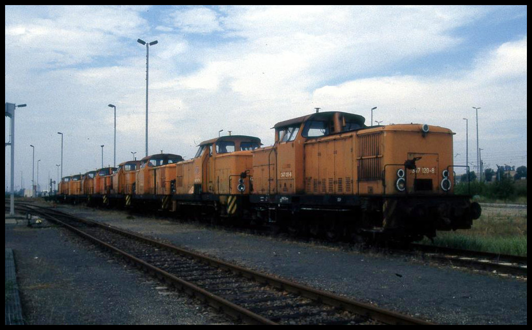 Breitspur Rangierlokomotiven der Reihe 347 warten hier am 10.9.1995 im Hafen Mukran auf ihren Einsatz. Von vorn zu sehen sind 347120, 347027 und 347074.