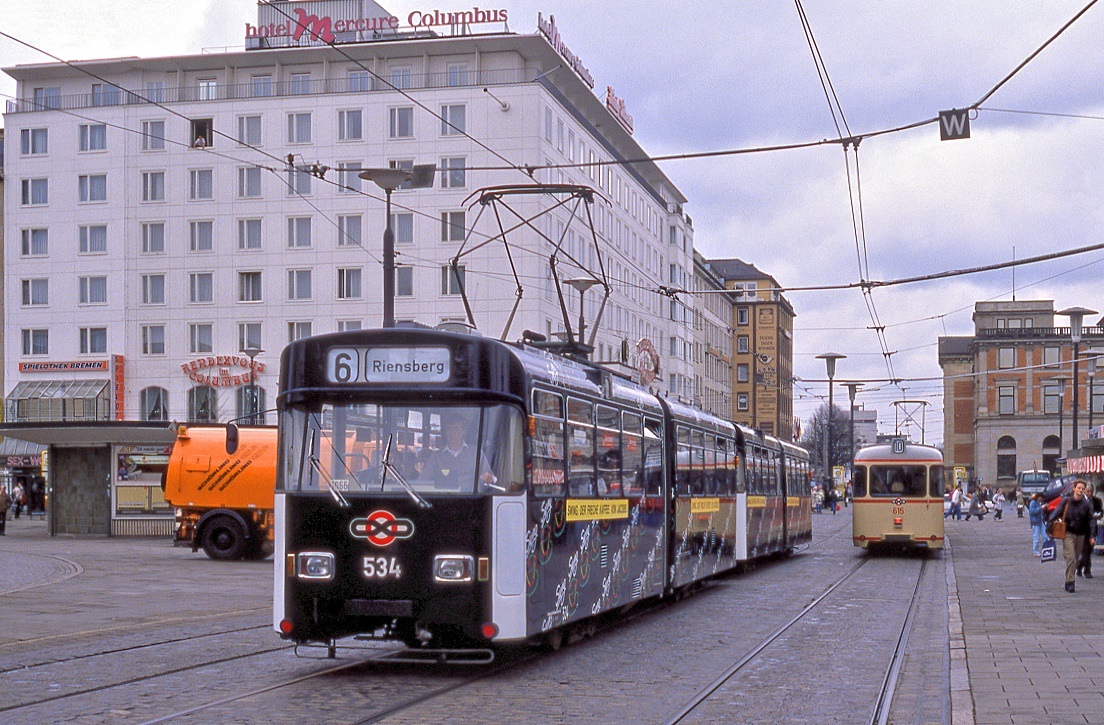 Bremen 534 + 537, Am Hauptbahnhof, 12.04.1989.

