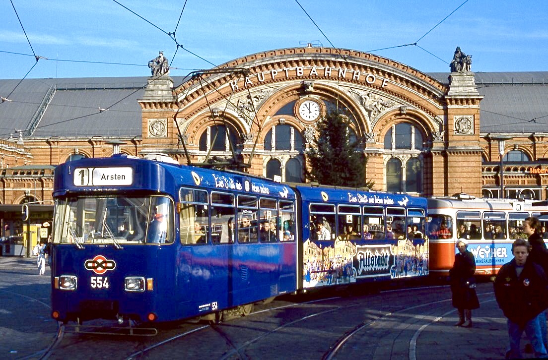 Bremen 554 + 754, Am Hauptbahnhof, 24.11.1990.
