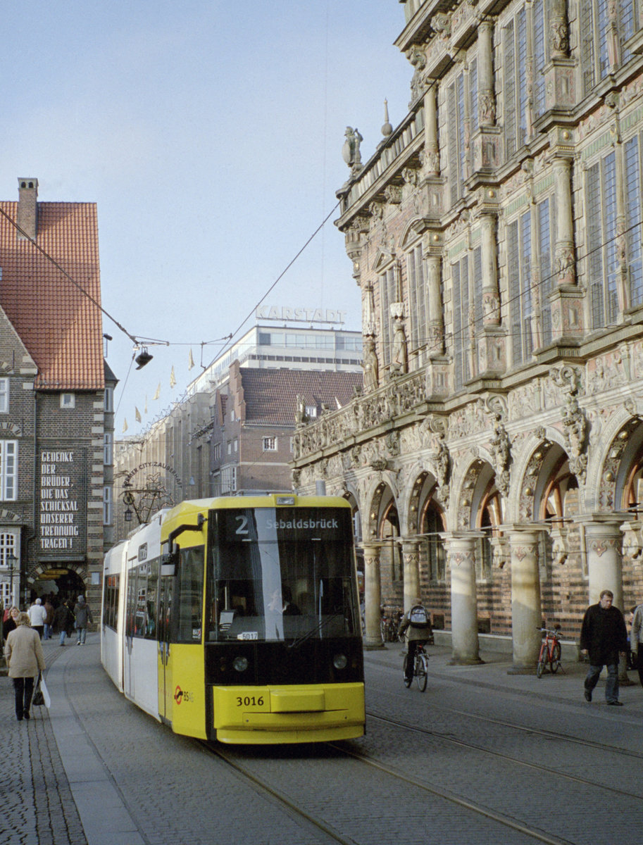 Bremen BSAG: Der AEG GT8N 3016 auf der SL 2 fährt am Marktplatz mit der fünfeinhalb Meter hohen Statue von Roland (links außerhalb des Bildes) und dem schönen Bremer Rathaus (rechts) vorbei. - Das ursprüngliche Rathaus im gotischen Stil aus der Zeit um 1400 wurde in den Jahren 1605 bis 1616 erweitert, diesmal im Renaissancestil. - Scan eines Farbnegativs. Film: Kodak Gold 200-6. Kamera: Leica C2. 