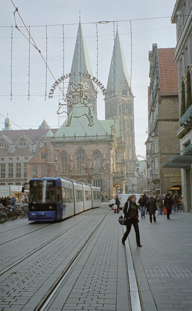 Bremen BSAG SL 2 (AEG GT8N 3011) Obernstraße am 29. Dezember 2006. - Vergangenheit, Märchen und Gegenwart auf einem Bild: Im Vordergrund die damals relativ neue Straßenbahn, über der Straße erinnert eine Ausgestaltung an das Märchen der Brüder Grimm  Die Bremer Stadtmusikanten , im Hintergrund das schöne Rathaus und der Dom der altehrwürdigen ehemaligen Hansestadt und Freien Reichsstadt, die heute sowohl Stadt als auch (das kleinste) Bundesland ist. - Was das Märchen betrifft: Nur zwei Städte werden in den Märchen der Brüder Grimm mit Namen erwähnt: Rom und Bremen. - Scan eines Farbnegativs. Film: Kodak Gold 200-6. Kamera: Leica C2.