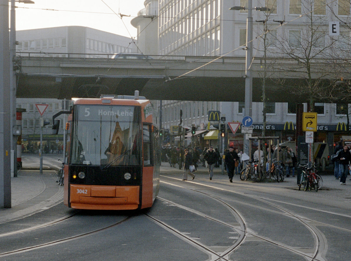 Bremen BSAG SL 5 (AEG GT8N 3042) Bahnhofstraße / Bahnhofsplatz am 29. Dezember 2006. - Scan eines Farbnegativs. Film: Kodak Gold 200-6. Kamera: Leica C2.