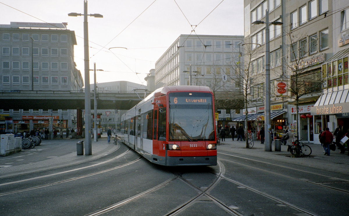 Bremen BSAG SL 6 (Bombardier GT8N-1 3111) Bahnhofstraße / Bahnhofsplatz am 29. Dezember 2006. - Scan eines Farbnegativs. Film: Kodak Gold 200-6. Kamera: Leica C2.