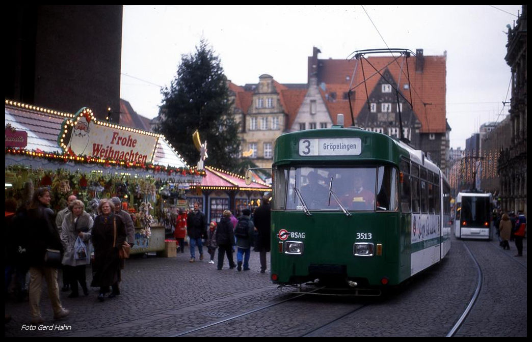 Bremer Tram Wagen 3513 der Linie 3 nach Gröpelingen am Weihnachtsmarkt am Dom am 6.12.1997.