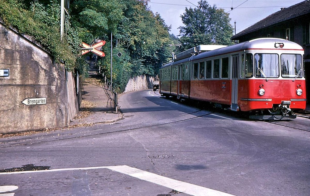 Bremgarten-Dietikon Bahn, BDe8/8 3 am 1.Oktober 1969. Der Zug müsste aufs Gleis nach links im Bild abbiegen, um nach Bremgarten zu gelangen. Wo ist diese Aufnahme wohl entstanden?