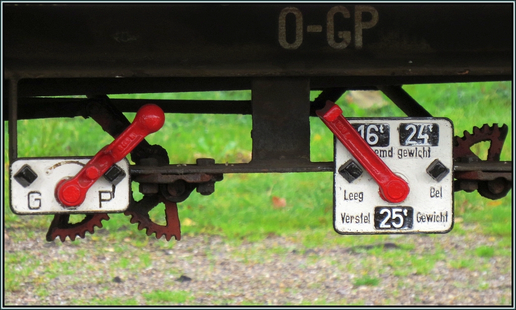 Bremshebel an einen niederländischen Güterwagen,bildlich festgehalten bei der Museumsbahn der Zlsm in Simpelveld (NL) am 16.10.14 vom Bahnsteig aus.