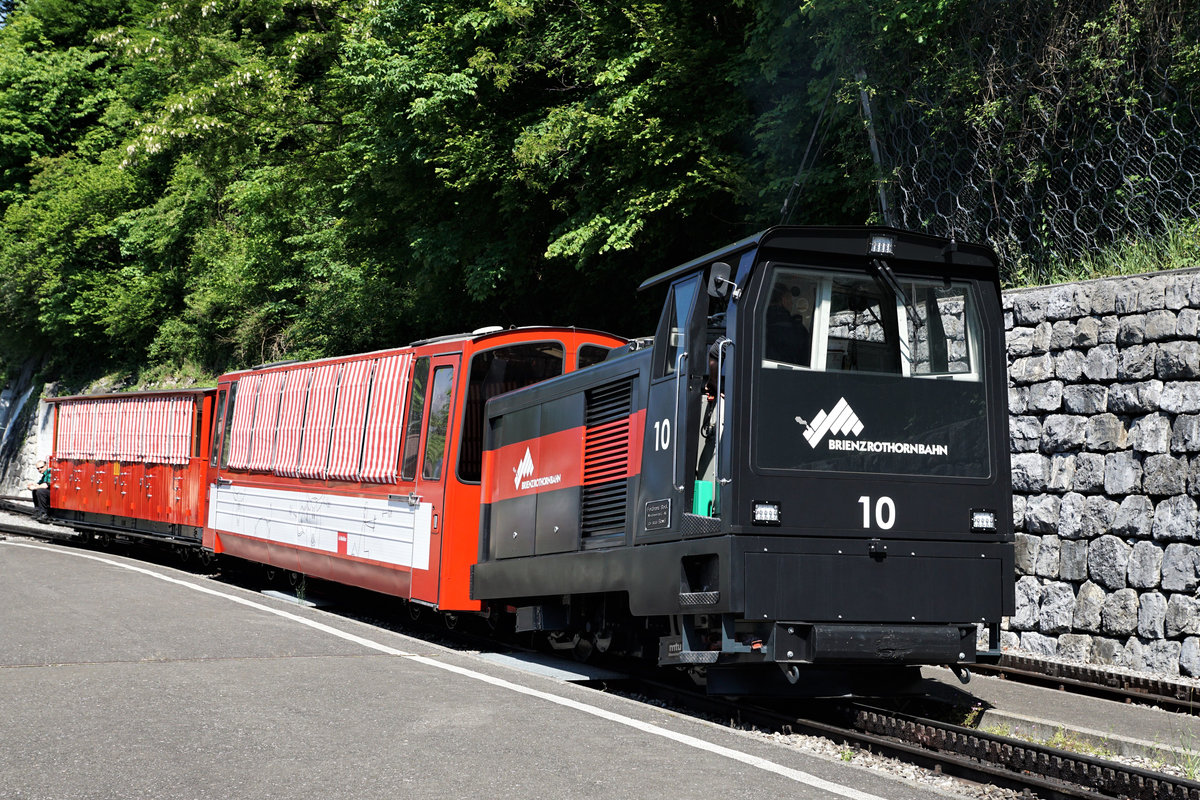 BRIENZ-ROTHORN-BAHN
Eisenbahnromantik vom 18. Mai 2018 im BRB Bahnhof Brienz.
Hm 2/2 10 mit einem Sonderzug auf die baldige Abfahrt wartend.
Bis 2014 war diese Lok für den Baudienst bestimmt. Ab 2015, nach einer R 3 wird sie für die Führung von Personen- und Entlastungszüge eingesetzt.
Foto: Walter Ruetsch