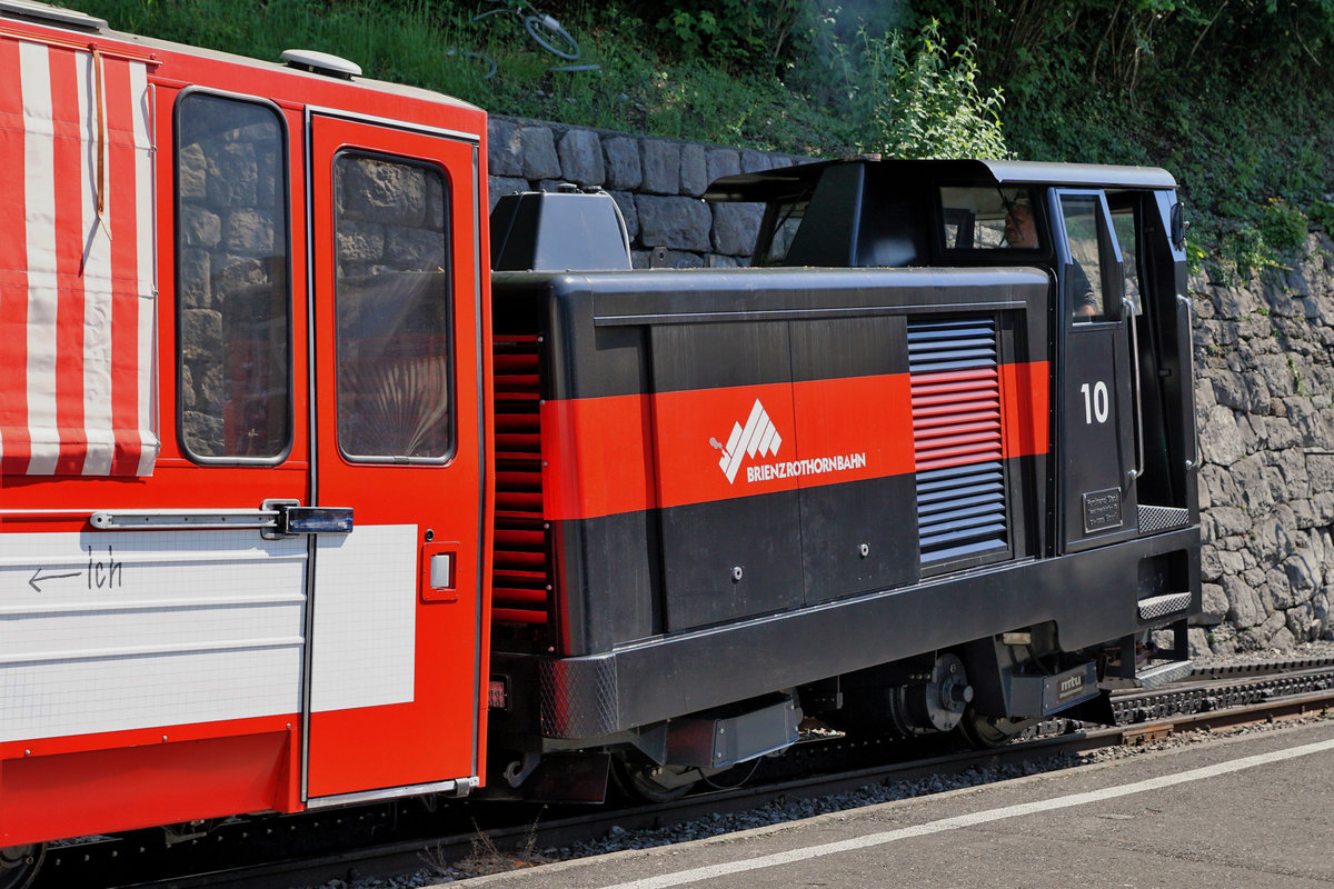 BRIENZ-ROTHORN-BAHN
Eisenbahnromantik vom 18. Mai 2018 im BRB Bahnhof Brienz.
Hm 2/2 10 mit einem Sonderzug auf die baldige Abfahrt wartend.
Bis 2014 war diese Lok für den Baudienst bestimmt. Ab 2015, nach einer R 3 wird sie für die Führung von Personen- und Entlastungszüge eingesetzt.
Foto: Walter Ruetsch