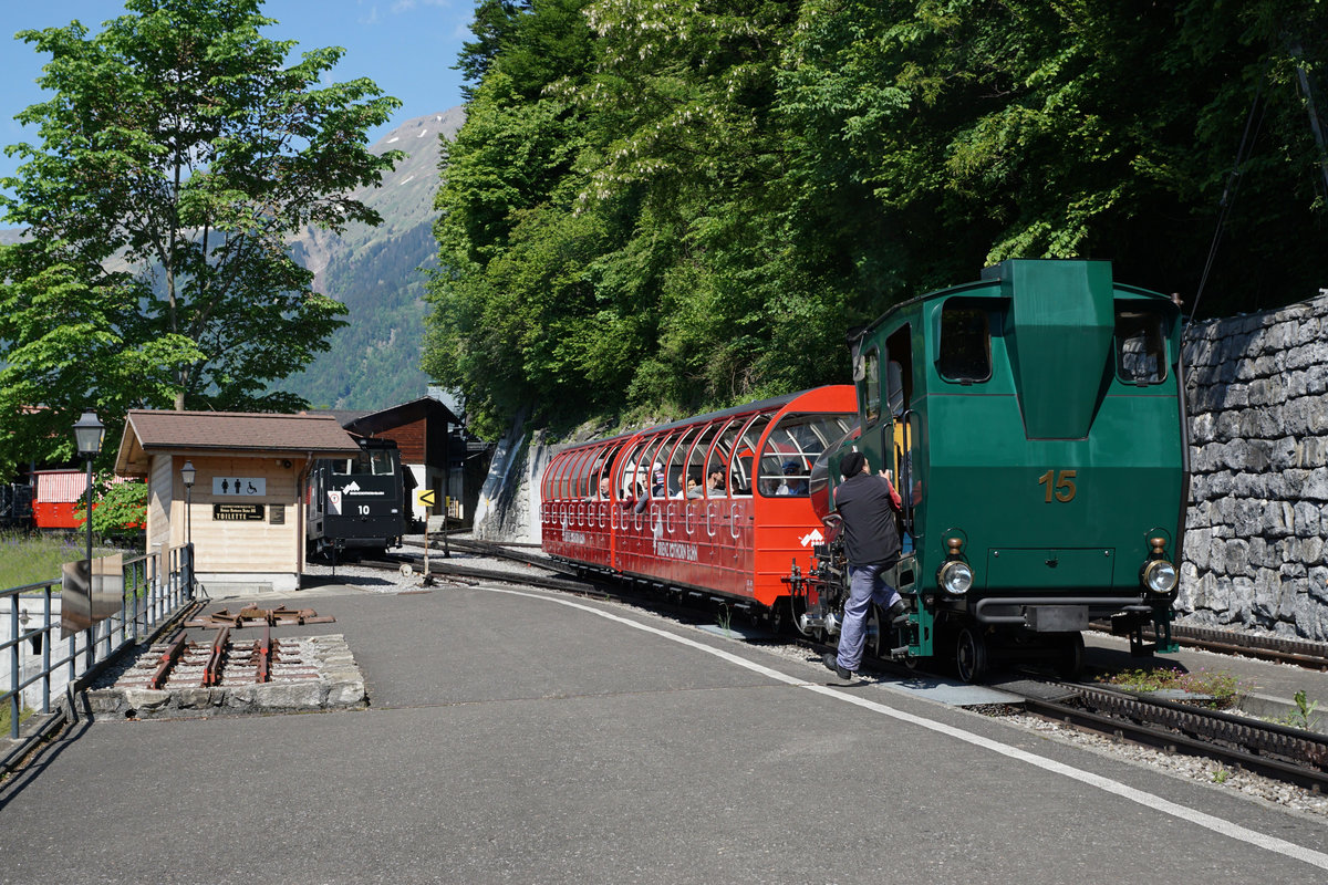 BRIENZ-ROTHORN-BAHN
Eisenbahnromantik vom 18. Mai 2018 im BRB Bahnhof Brienz.
H 15, 1996 SLM, mit zwei Panoramawagen auf die baldige Abfahrt wartend.
Foto: Walter Ruetsch
