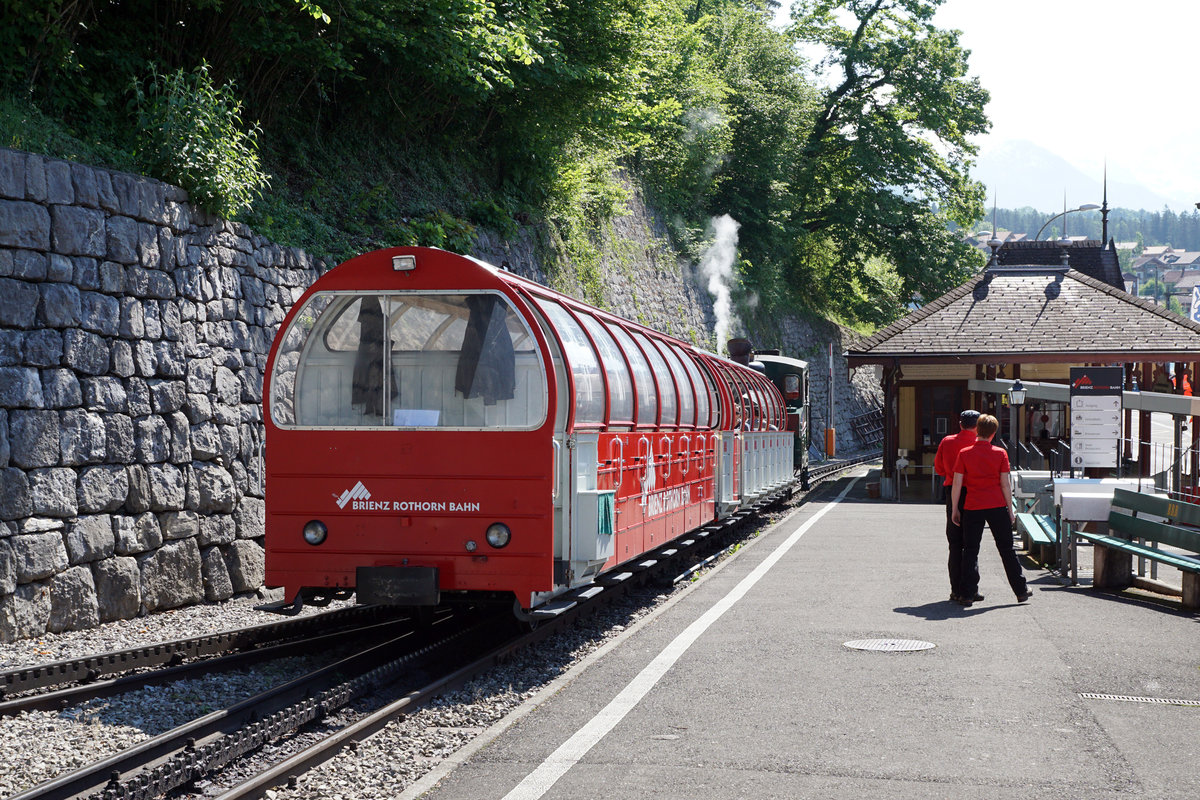 BRIENZ-ROTHORN-BAHN
Eisenbahnromantik vom 18. Mai 2018 im BRB Bahnhof Brienz.
H 15, 1996 SLM, mit zwei Panoramawagen auf die baldige Abfahrt wartend.
Foto: Walter Ruetsch