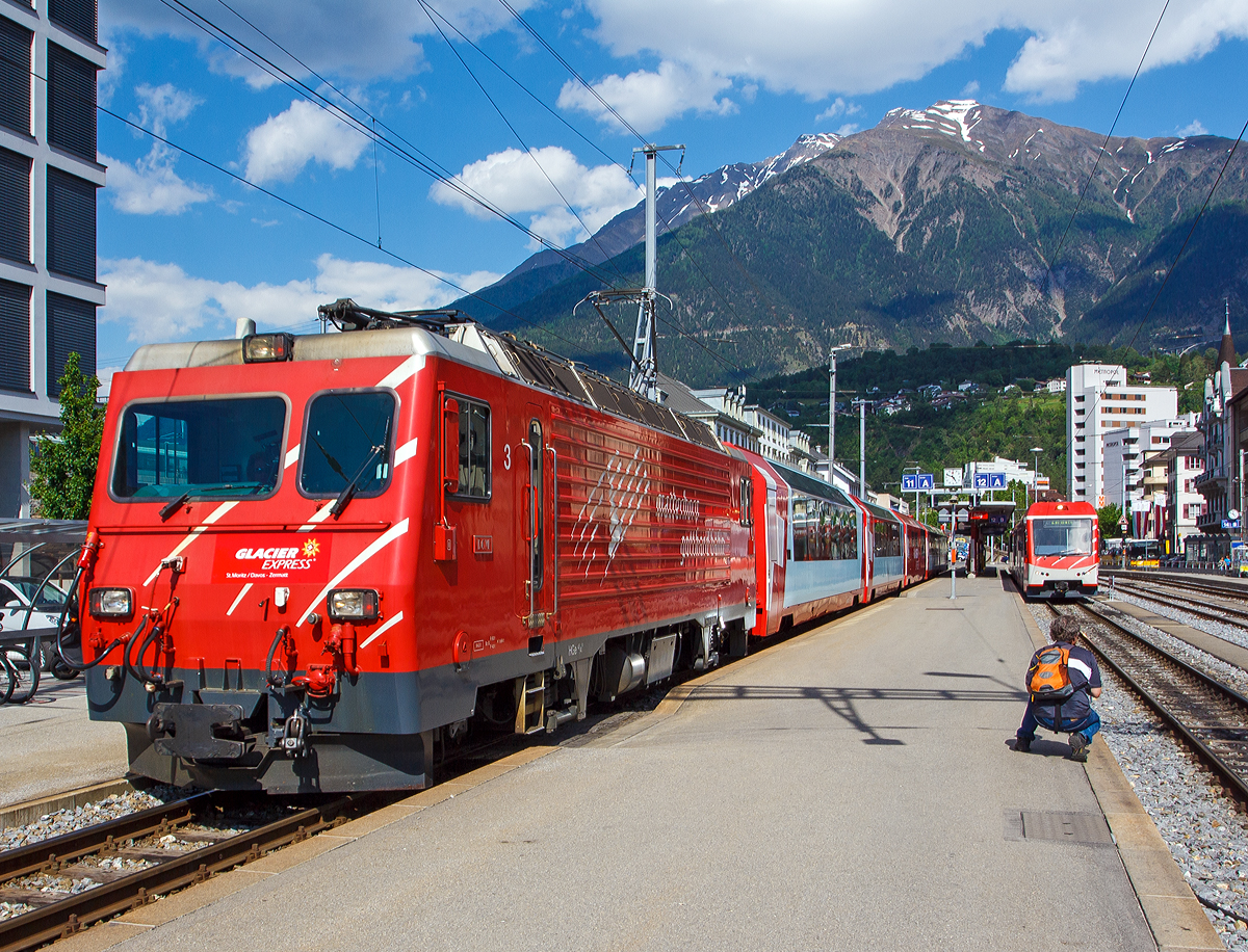 
Brig am Bahnhofsvorplatz den 28.05.2012: 
Während mein guter Freund Stefan, ein gut bekannter Bahnfotograf, rechts den  KOMET  im Fokus hat, liegt mein Fokus mehr auf der MGB HGe 4/4 II - 3   Dom  (ex BVZ 3   Dom ) mit dem Glacier Express. 

Der MGB Niederflur-Panoramatriebzug  vom Typ Stadler  KOMET   ABDeh 4/10, ist ein Schmalspur-Triebzug mit gemischtem Zahnrad- und Adhäsionsantrieb. Die Höchstgeschwindigkeit des KOMET beträgt 80 km/h (Adhäsion) bzw. 40 km/h (Zahnrad). 

Die MGB HGe 4/4 II ist eine schmalspurige gemischte Zahnrad- und Adhäsions-Lokomotive. Die Höchstgeschwindigkeit beträgt 100 km/h (Adhäsion) bzw. 40 km/h (Zahnrad). Der Taufname  Dom  bezieht sich auf den in den Walliser Alpen liegenden Berg Dom (4.545 m ü. M.). 
