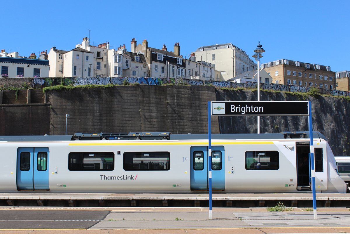 Brighton Railway Station: Hinter dem Stationsschild bereit ein Thameslink Class 700 auf die Abfahrt vor.

Mittwoch, 1. August 2018