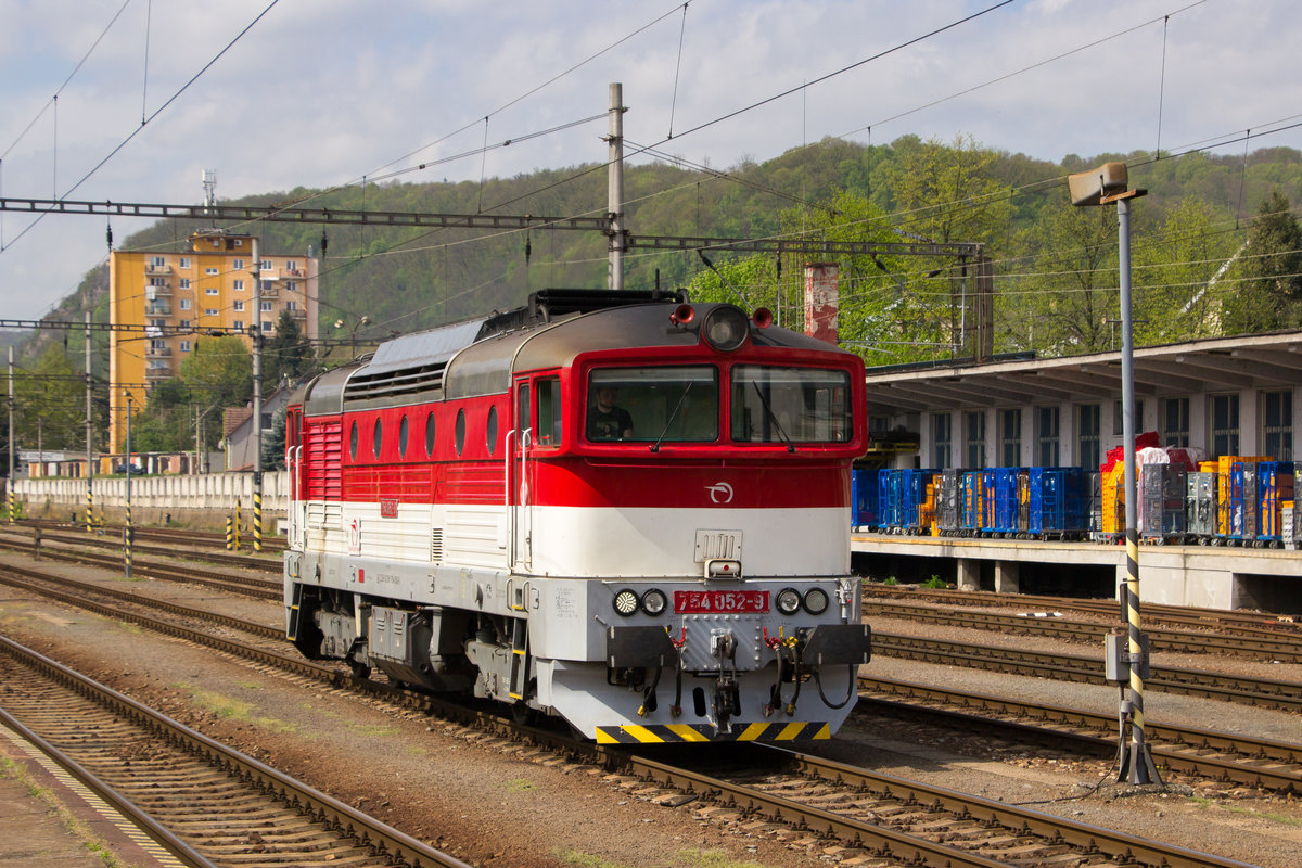 Brillenalarm am 25. April 2019 in Zvolen. 754 052-9 setzt gerade um. 
