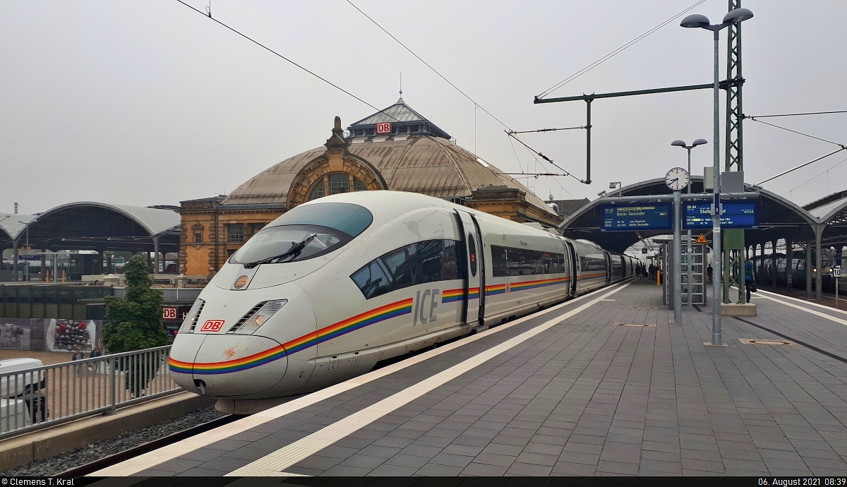 Bringt Farbe ins Graue:
403 504-4 (Tz 304  München ) mit Regenbogenstreifen an einem nebligen Sommermorgen in Halle(Saale)Hbf auf Gleis 7.

🧰 DB Fernverkehr
🚝 ICE 1008 (Linie 29) München Hbf–Berlin Gesundbrunnen
🕓 6.8.2021 | 8:39 Uhr

(Smartphone-Aufnahme)