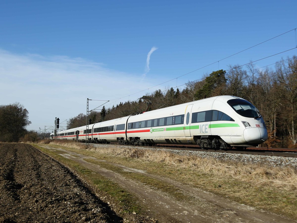 Bringt Skifahrer und Touristen von München ganz schnell nach Innsbruck. Der grüne Streifen macht sich ganz nett, und soll den Leuten wohl Ökostrom signalisieren. Gesichtet am 8.2.2020 bei Zorneding.