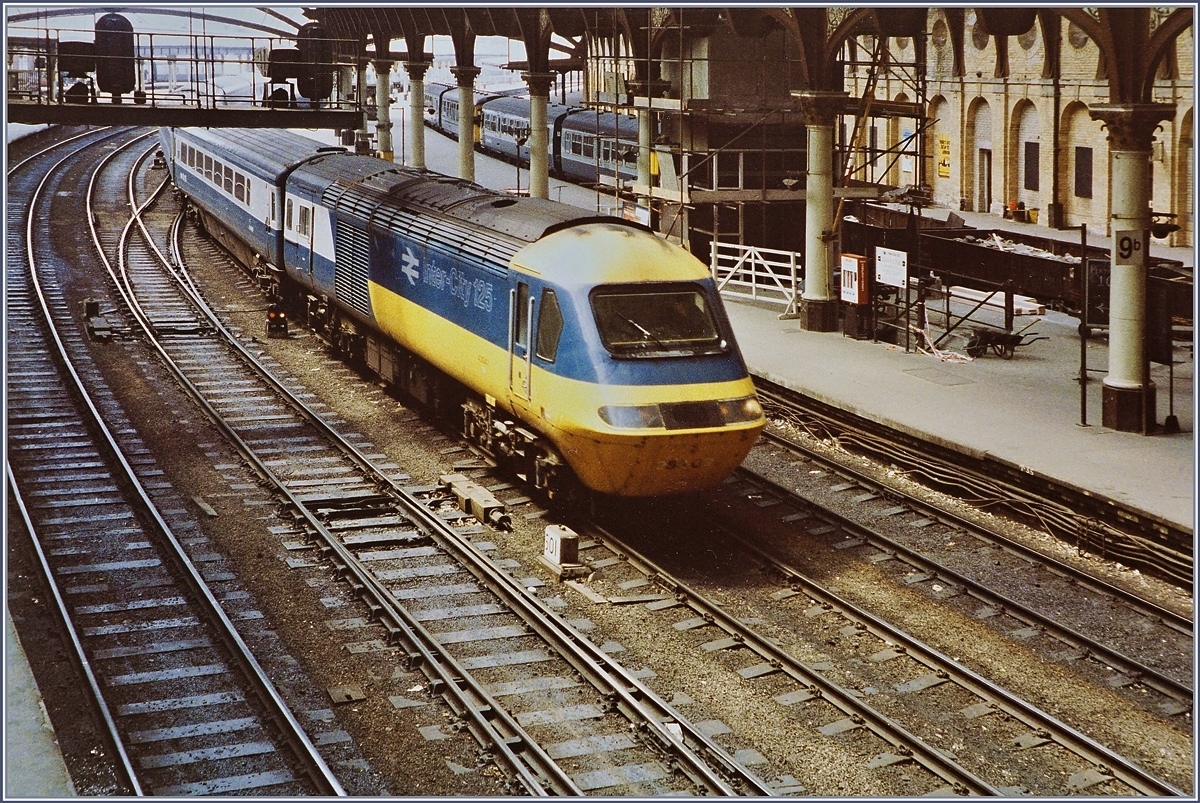 British Rail Inter-City 125 Class 43 bei der Durchfahrt in York am 20. Juni 1984.
(Fotografieres Foto)  
