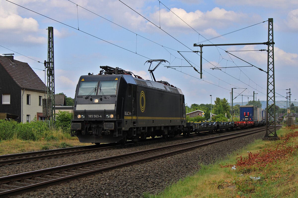 BRLL 185 563-4 verlässt Eitorf mit einem KV-Zug in Richtung Siegburg. (02.07.2023)