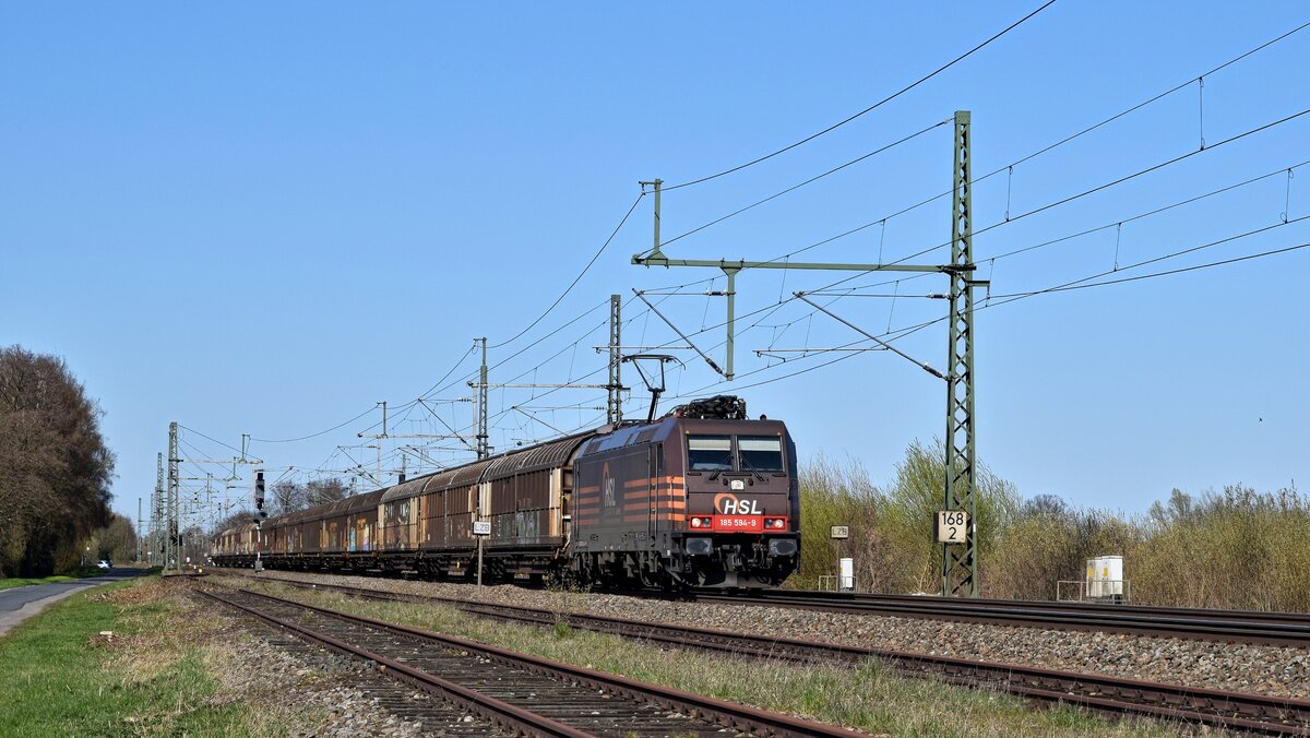 BRLL 185 594, vermietet an HSL Logistik, mit Schiebewandwagenzug in Richtung Osnabrück (Diepholz, 01.04.2019).