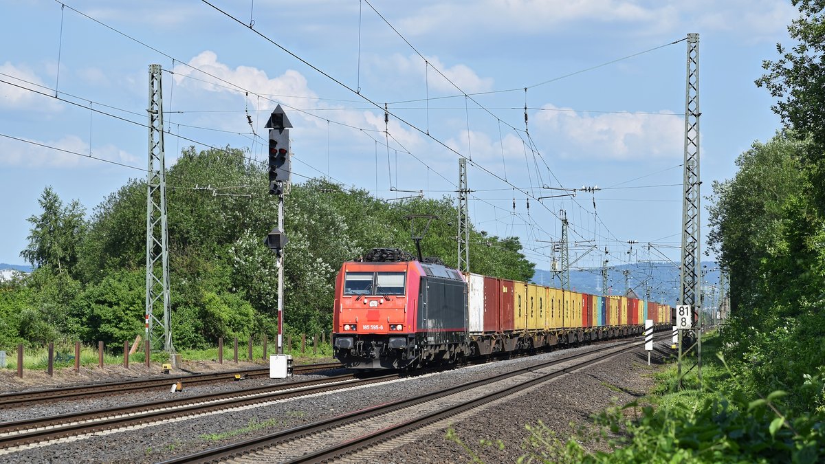 BRLL 185 595, vermietet an Crossrail, mit einem Containerzug auf der linken Rheinstrecke in Richtung Köln (Urmitz, 04.06.18).