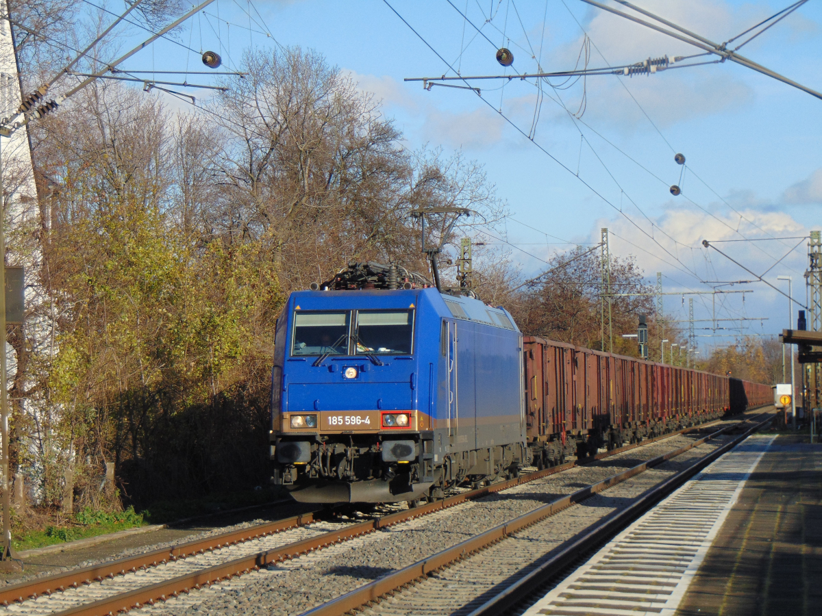 BRLL 185 596 zieht durch Rheinhausen Ost den Rübenzug für die Schweiz. Am 05.12.2020