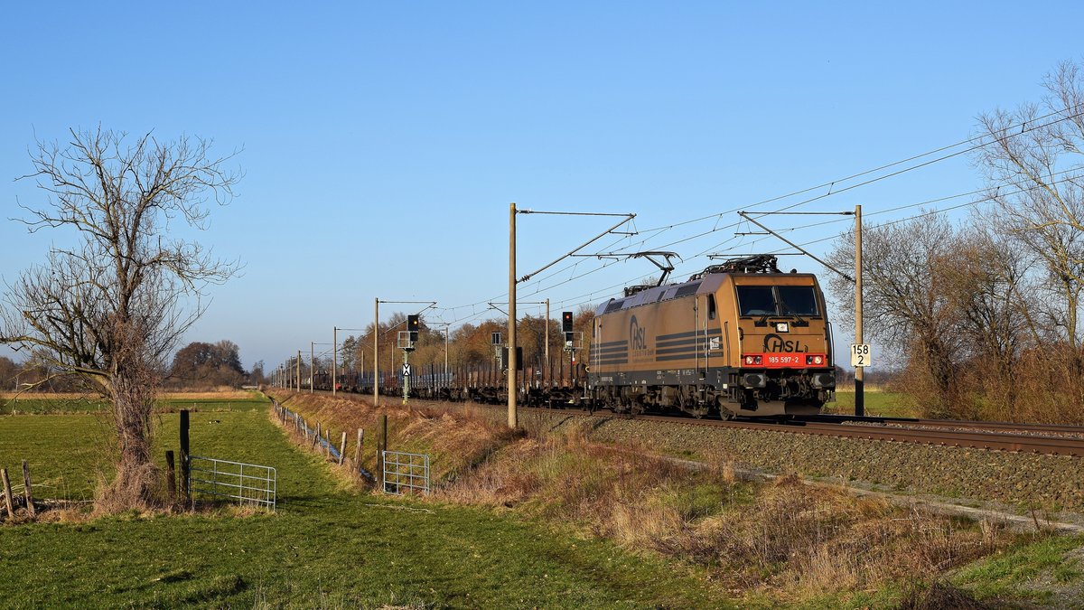 BRLL 185 597, vermietet an HSL Logistik, mit Saarrailzug DGS 69471 Brake (Weser) - Neunkirchen (Saar) Hbf (Hüde, 02.03.2021).