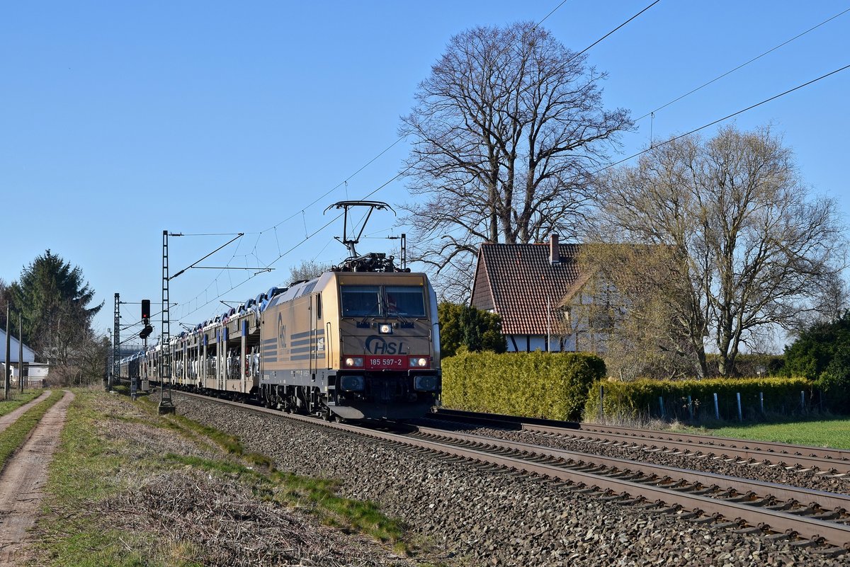 BRLL 185 597, vermietet anHSL Logistik, mit Autotransportzug in Richtung Hannover (bei Stadthagen, 27.02.19). 