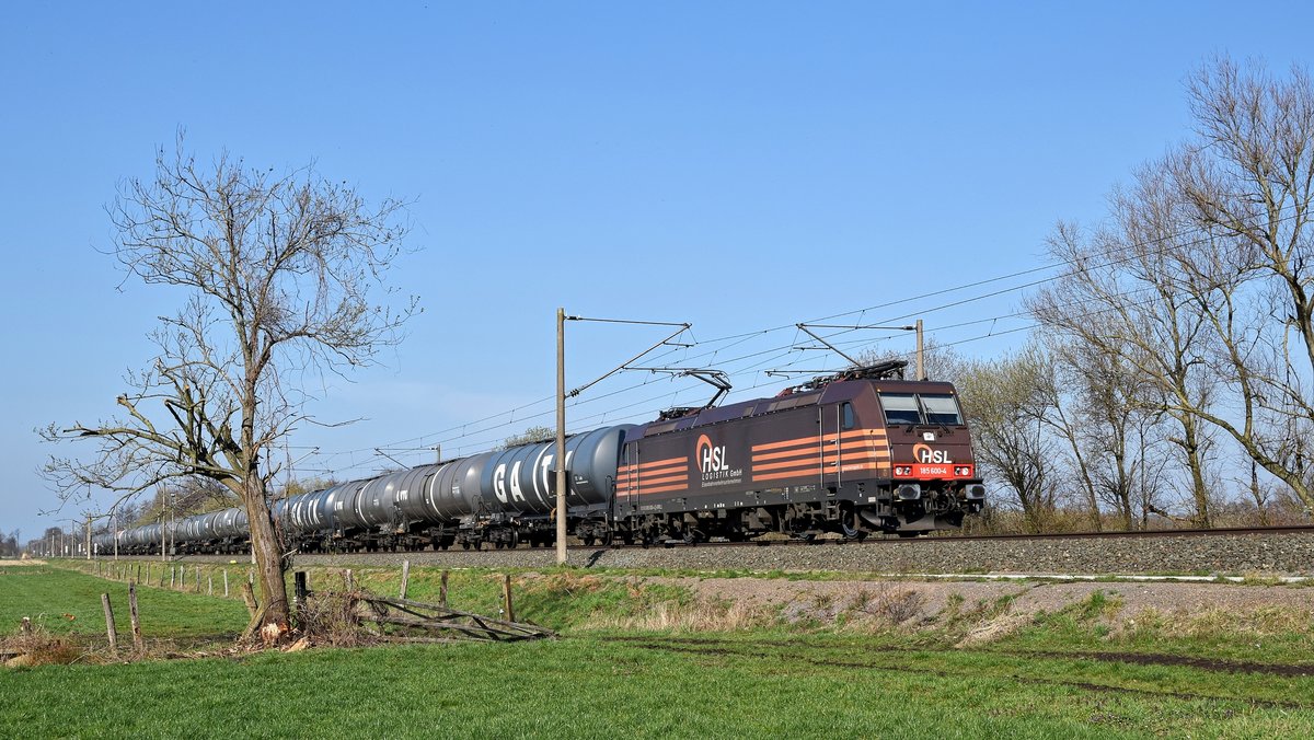 BRLL 185 600, vermietet an HSL Logistik, mit Kesselwagenzug in Richtung Osnabrück (Hüde, 22.03.19).