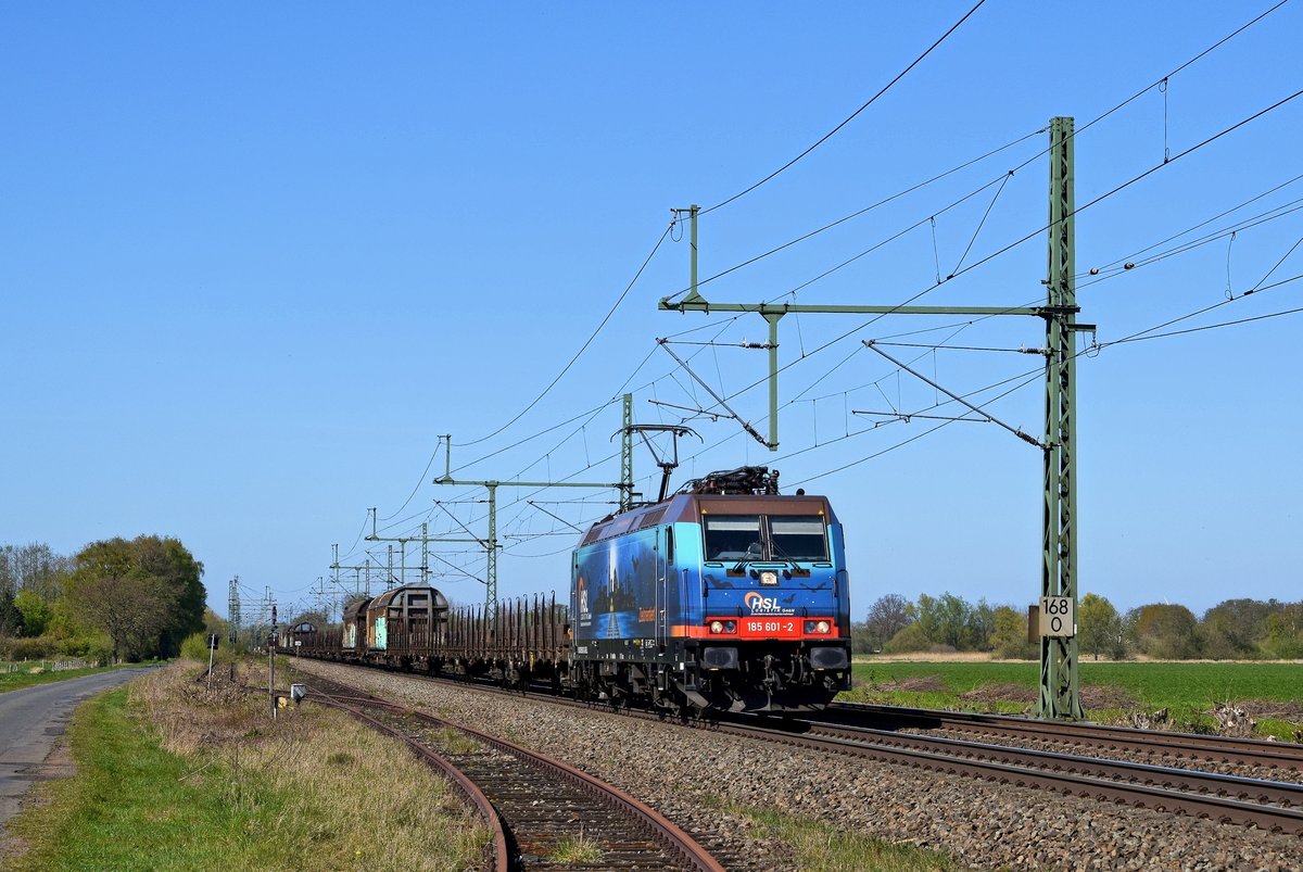 BRLL 185 601  NightRider , vermietet an HSL Logistik, mit SaarRail-Zug DGS 69471 Brake - Neunkirchen (Saar) Hbf. Fotografiert auf dem Bahnübergang über das z. Z. nicht mehr benutzte Anschlussgleis zum Fliegerhorst Diepholz (bei Diepholz, 17.04.2020).