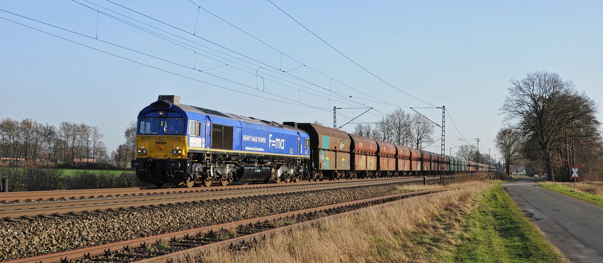 BRLL 266 461  Hans Cermak , vermietet an HHPI, Lok 29001, 
schleppt einen langen Schüttgutwagenzug am 16.03.17 bei Diepholz in Richtung Bremen.