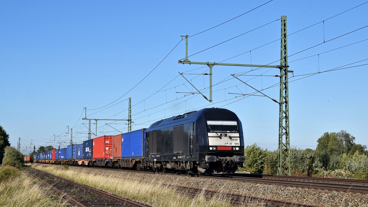 BRLL ER 20-005 (223 005), vermietet an LOCON, mit Containerzug in Richtung Osnabrück. Die Nummer  645 005  stammt noch vom Vormieter SŽ-Tovorni promet (SLO) (bei Diepholz, 27.09.18).
